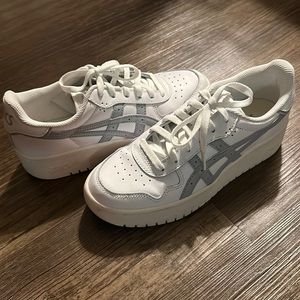 ASICS. I think they are the Japan S style. Women’s 8.5. Brand new